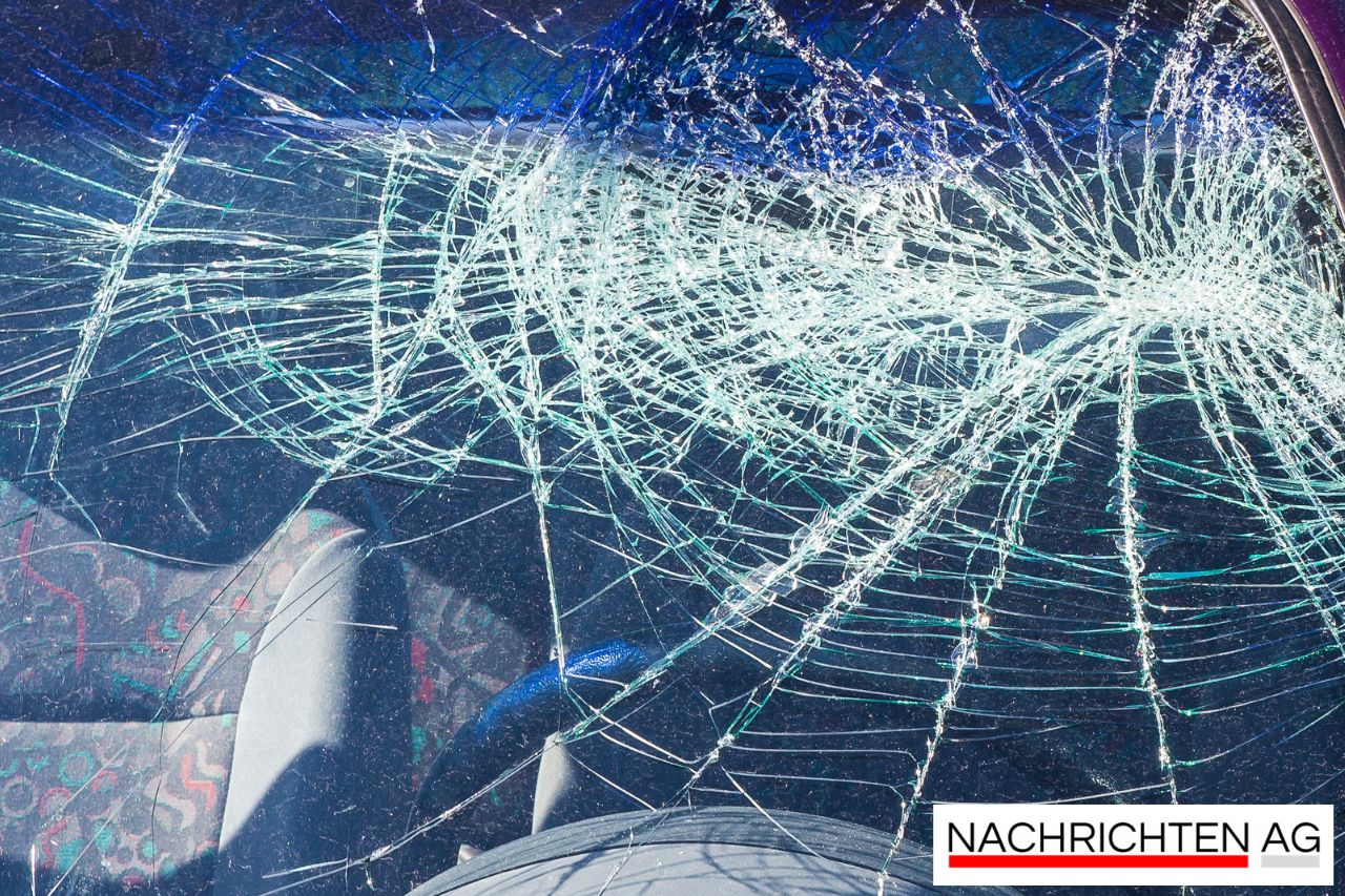 Schwerer Unfall auf A13: Toyota überschlägt sich und brennt aus!